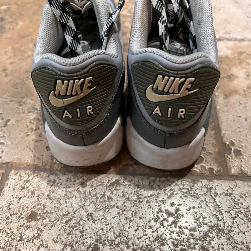 Nike Air Max Kid's Gray and White Sneakers sie 6.5Y